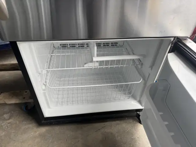 stainless fridge  in Refrigerators in City of Montréal - Image 5