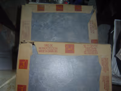 J'ai 2 boites de tuiles bleues en ceramique a vendre. Elles mesurent 12x12 et il y en a 10 par boite...