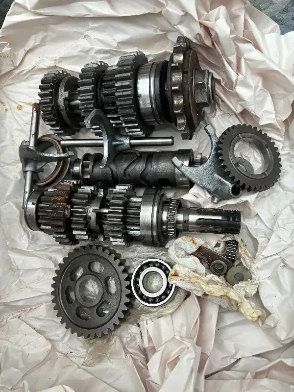 1984 Suzuki 1150es transmission. in Motorcycle Parts & Accessories in Markham / York Region - Image 2