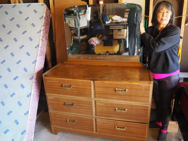 Old dresser & mirror in Dressers & Wardrobes in Oakville / Halton Region - Image 2