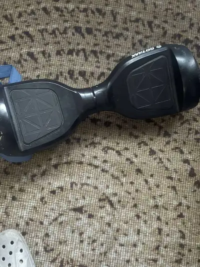 Ce hoverboard est en très bonne état et il vient avec le chargeur