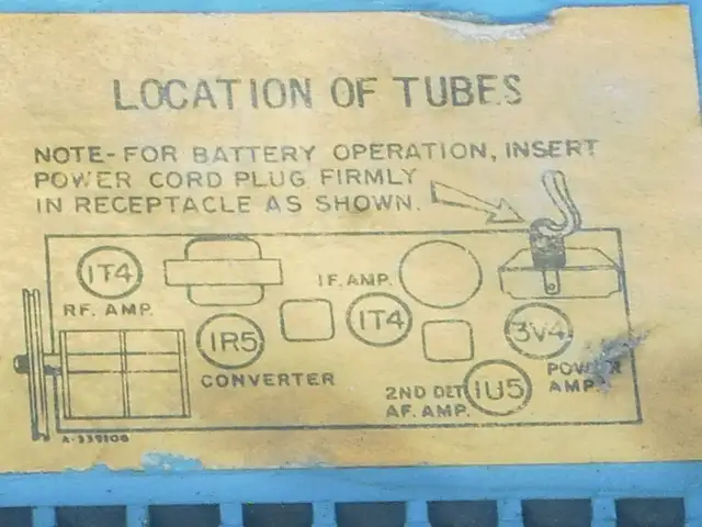 Radio Antique Rca Victor Portatif Modele P132 Globe Trotter Vert in Arts & Collectibles in Laurentides - Image 10