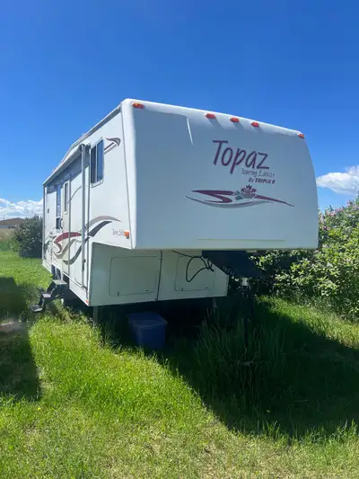 Selling 2004 topaz touring edition camper trailer, 5th wheel and sleeps 6! Everything works perfectl...