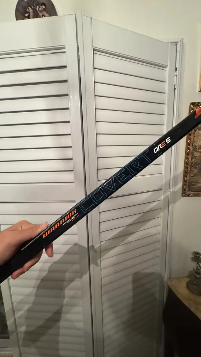 Warrior Covert QRE 5  – Junior 55″ Hockey Stick in Hockey in Ottawa - Image 3
