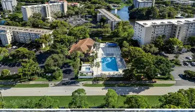 Très beau condo au Cypress Bend à Pompano Beach à louer. Site enchanteur ceinturé d'eau et aménagé a...