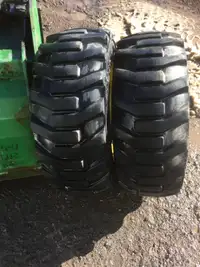 2  pneus  27x10,50x15  avec les roues,  par téléphone  seulement