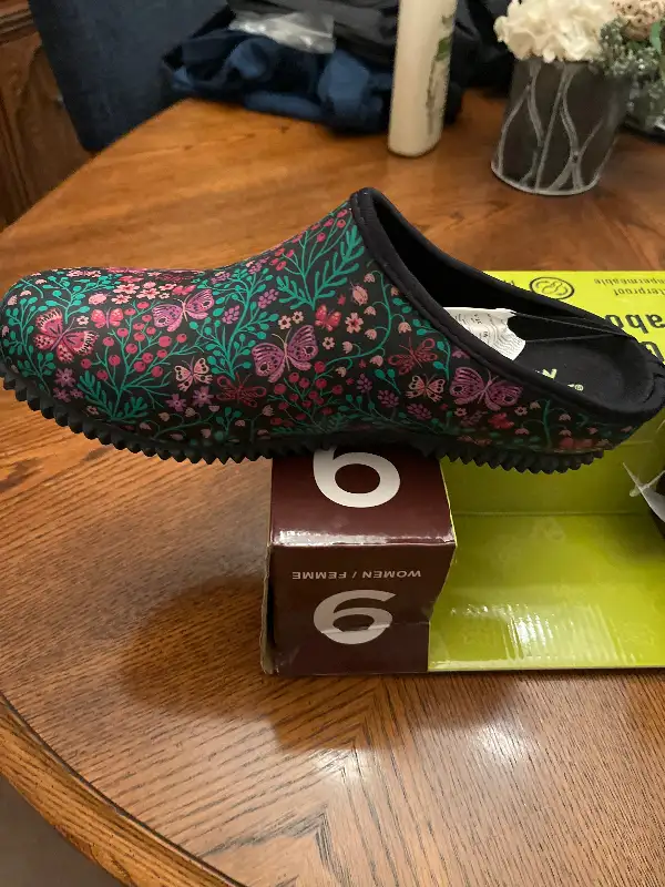 Women’s Garden Clogs. Shoes. Brand new Size 9 in Women's - Shoes in Oshawa / Durham Region - Image 4