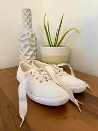 GREAT CONDITION - KATE SPADE X KEDS BRIDAL SNEAKERS (SIZE 8)