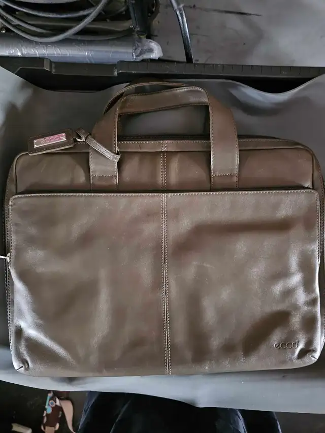 Ecco leather laptop briefcase in Laptop Accessories in Oakville / Halton Region - Image 4