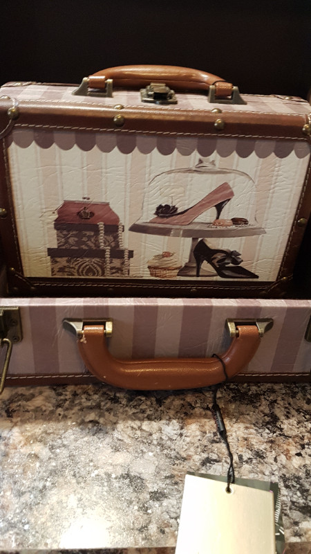 Nicole Lee suitcase pair in Arts & Collectibles in Penticton - Image 4