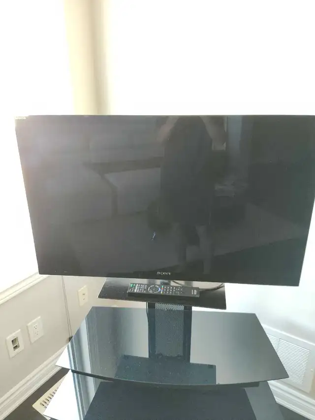 Sony TV with stand and Glass shelf in TVs in Ottawa - Image 2