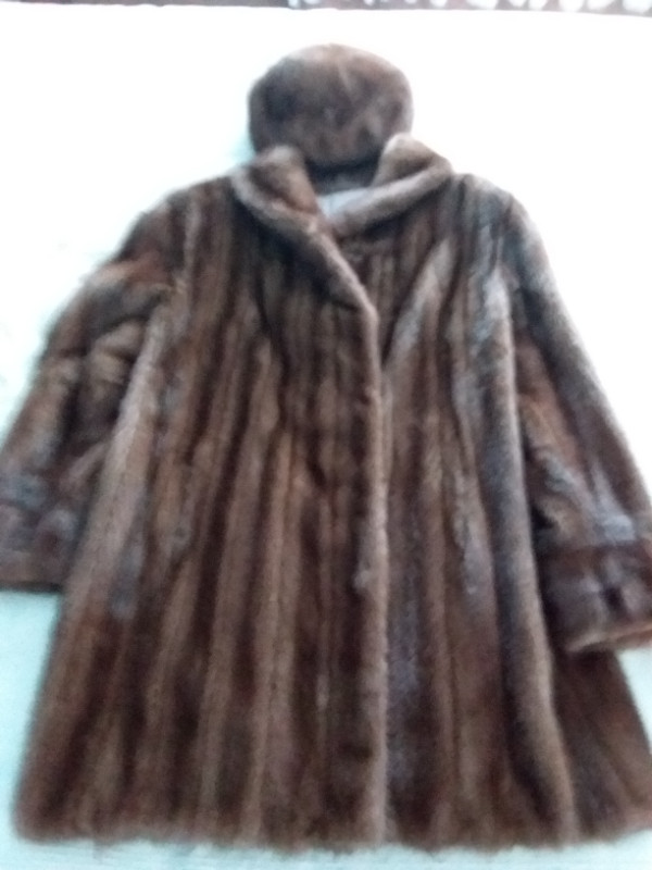 Manteau d'hiver en vison 10-12 ans avec chapeau pour femme dans Femmes - Hauts et vêtements d'extérieur  à Laval/Rive Nord - Image 2