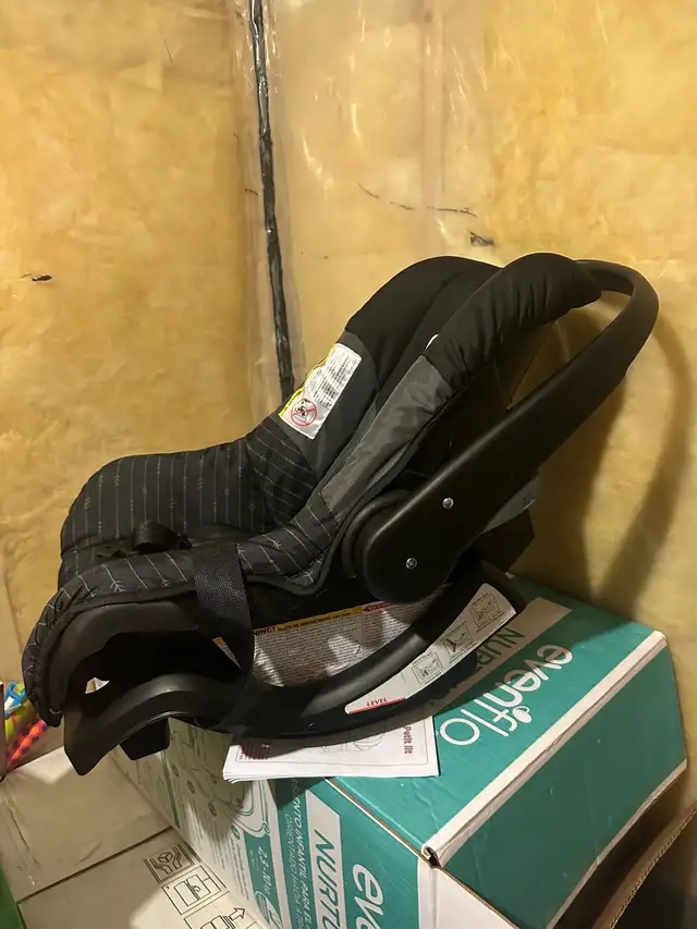 Evenflo Infant Car Seat in Strollers, Carriers & Car Seats in Ottawa - Image 3