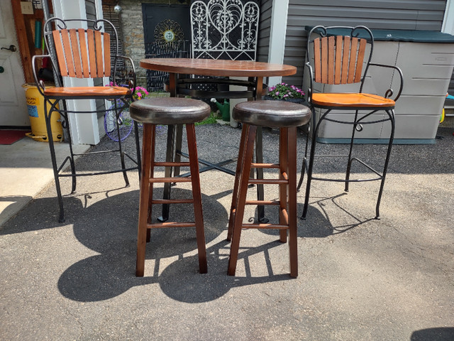 Ashley pub table and stools in Dining Tables & Sets in Renfrew
