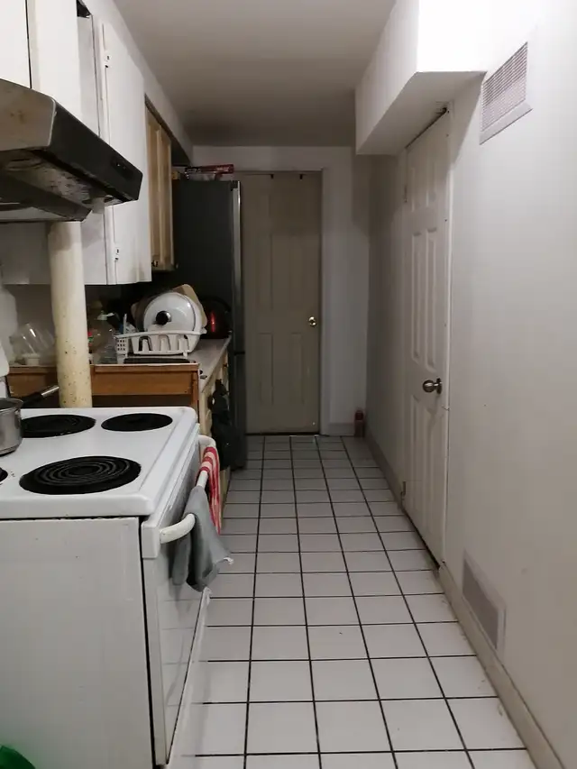 A large basement bedroom in Room Rentals & Roommates in City of Toronto - Image 9