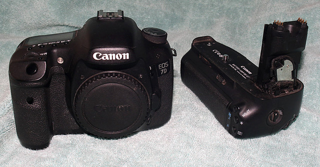 Canon 7D with Vertical Grip and Lens(es) in Cameras & Camcorders in City of Halifax - Image 4