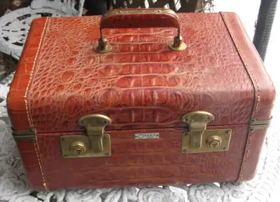 Valise produits de beauté vintage, View more