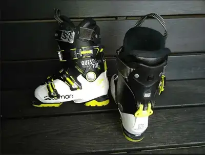 Size 22/23 Comes with bootbag 0 Sundance Ski Shop Compare to a paid of boots (without the bag!) sold...