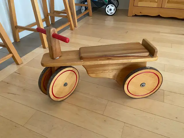 Petit vélo d’intérieur premier âge en bois in Toys in City of Montréal - Image 5