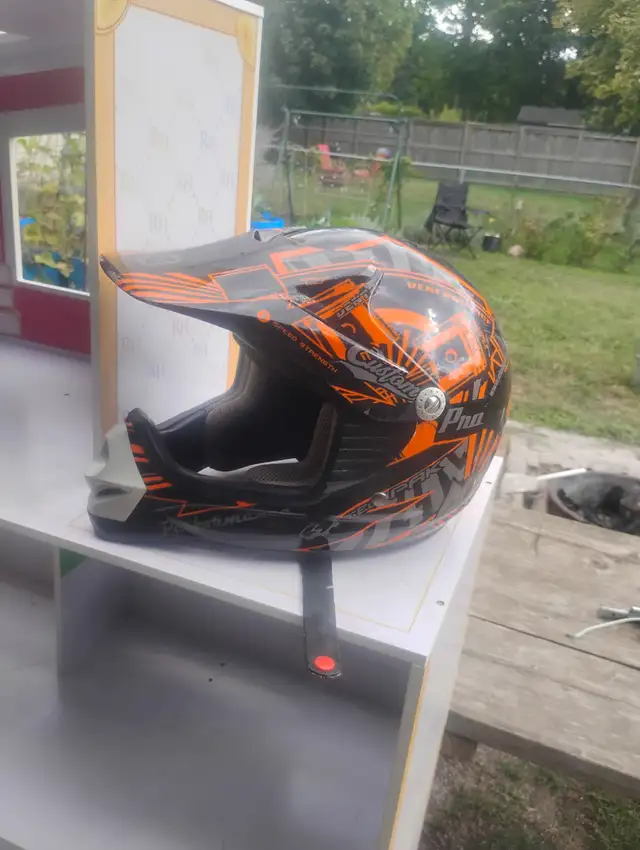 Dirt bike helmet in Motorcycle Parts & Accessories in Kitchener / Waterloo - Image 4