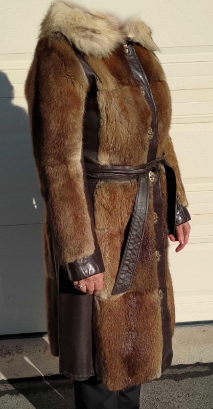 Manteau de rat musqué et cuir dans Femmes - Hauts et vêtements d'extérieur  à Laval/Rive Nord - Image 2