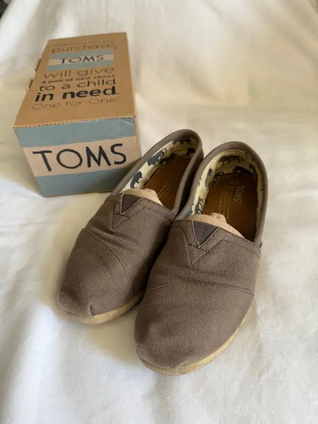 Women's Original Classic TOMS Canvas Shoes, Size 7, Ash in Women's - Shoes in Markham / York Region - Image 2