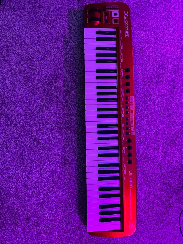 MIDI keyboard Behingrer UMX 610 in Pianos & Keyboards in Calgary - Image 4