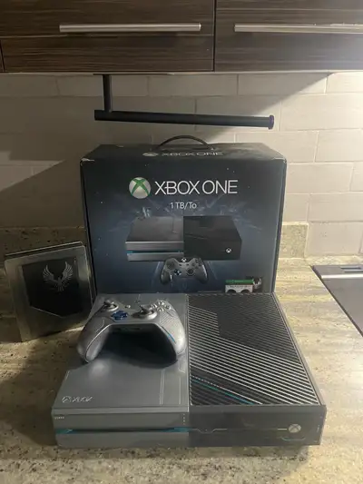 Xbox one edition halo 5, View more