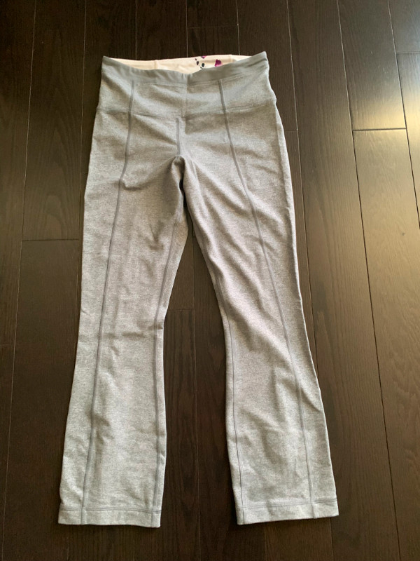 Lululemon Groove Super Crop 23" - size 6 in Women's - Bottoms in Oakville / Halton Region - Image 2