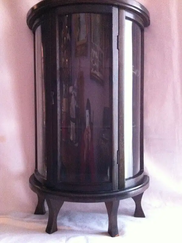 MINIATURE CHINA CABINET in Bookcases & Shelving Units in Barrie - Image 2