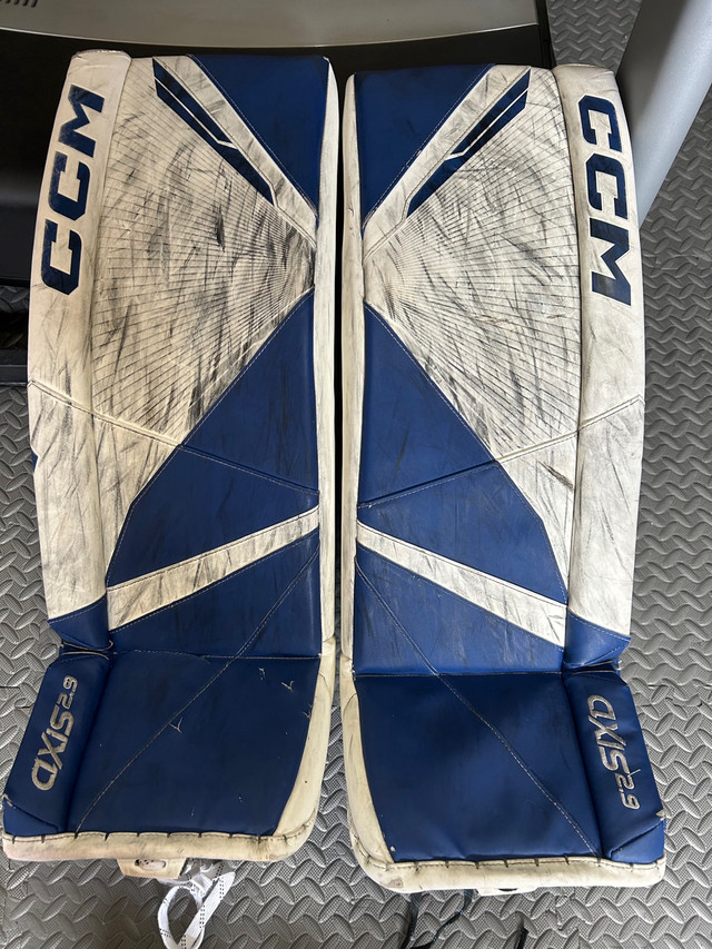 CCM axis 2.9 intermediate goalie pads in Hockey in Ottawa