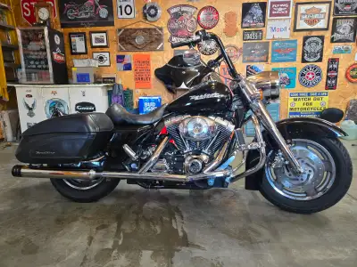Selling a mint 2004 harley davidson roadking custom..low low mileage at 44,000 kilos...original harl...