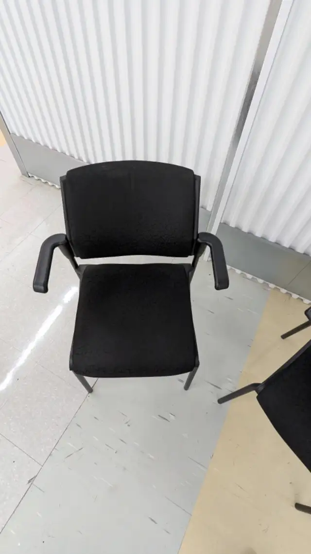 Upholstered Side Chair in Chairs & Recliners in Laval / North Shore - Image 3