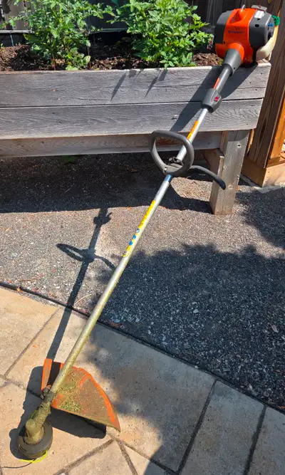 gas string trimmer in excellent working condition i also have a blade attachment that is part of the...