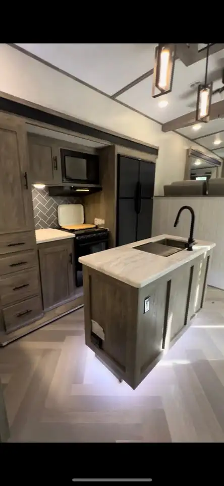 Modern and Beautiful 2021 Hemisphere 378FL Loft Camper in RVs & Motorhomes in Regina - Image 5