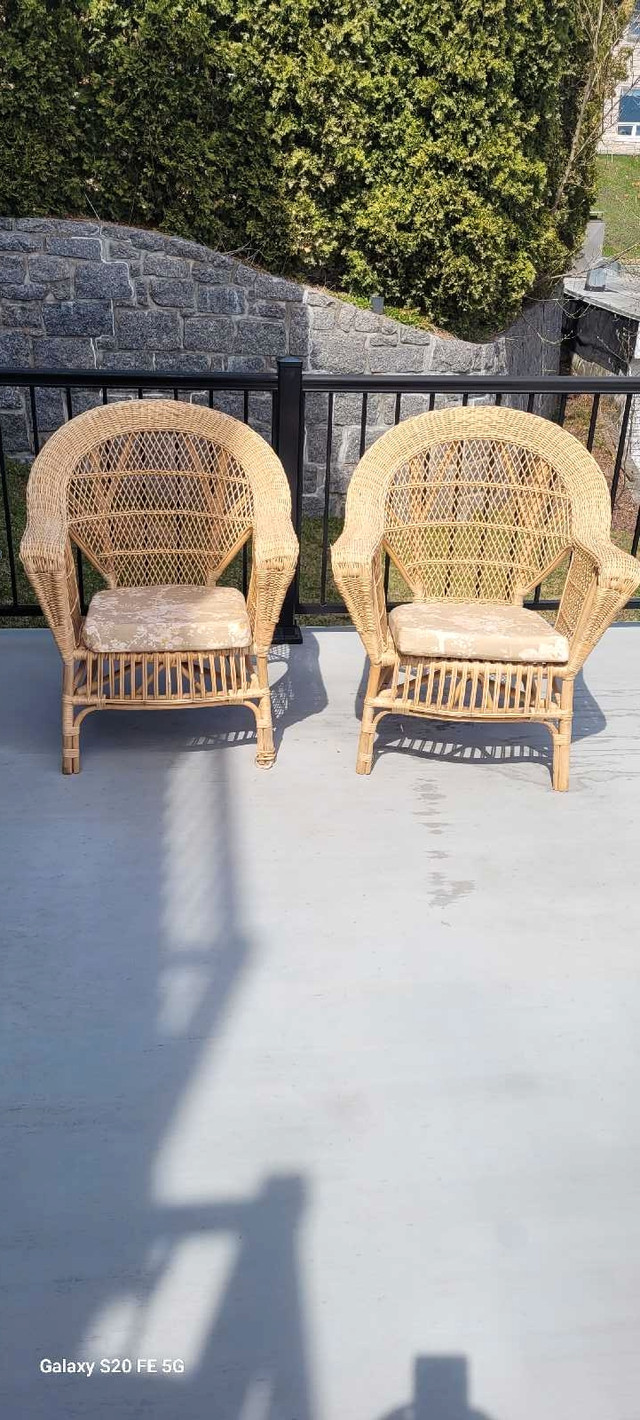 Ensemble de rotin deux chaises avec table dans Mobilier pour terrasse et jardin  à Ville de Québec
