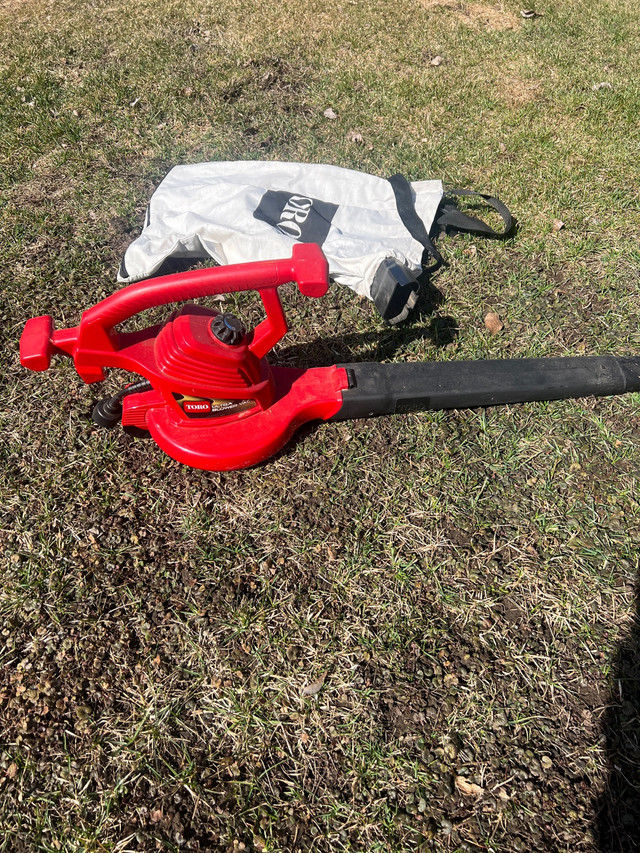 Toro Corded Leaf Blower / Vacuum  in Lawnmowers & Leaf Blowers in Thunder Bay