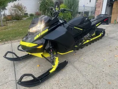 SUMMIT X 850 165, LIKE NEW, ELEC START & PULL START, TRAC IS 100%, REAR TRUNK, KYBER BARS, CAN. BELL...