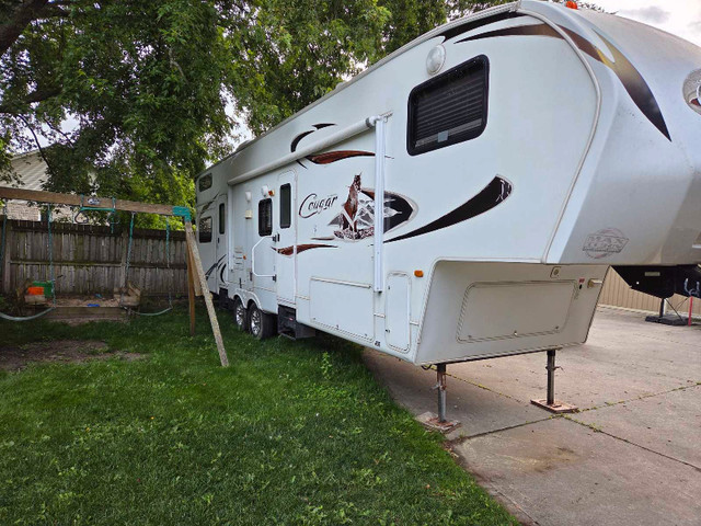 fifthwheel trailer cougar 324rlb in Travel Trailers & Campers in Owen Sound