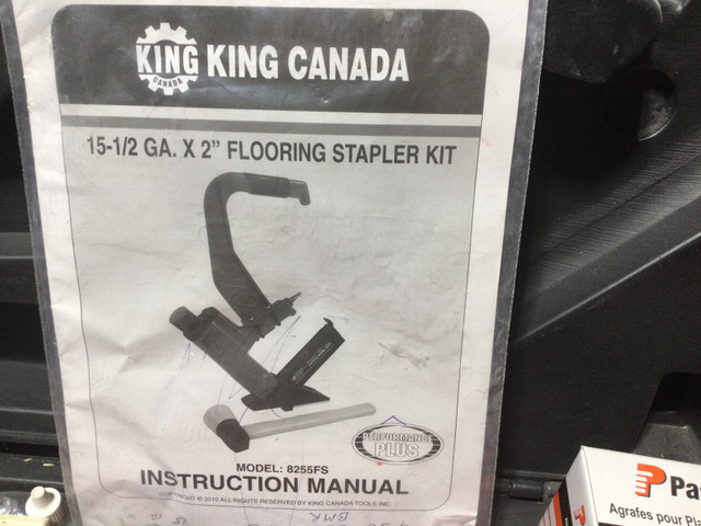 Pneumatic floor tool-staple 2-in  $ 70 dans Ventes de garage  à Laval/Rive Nord - Image 4