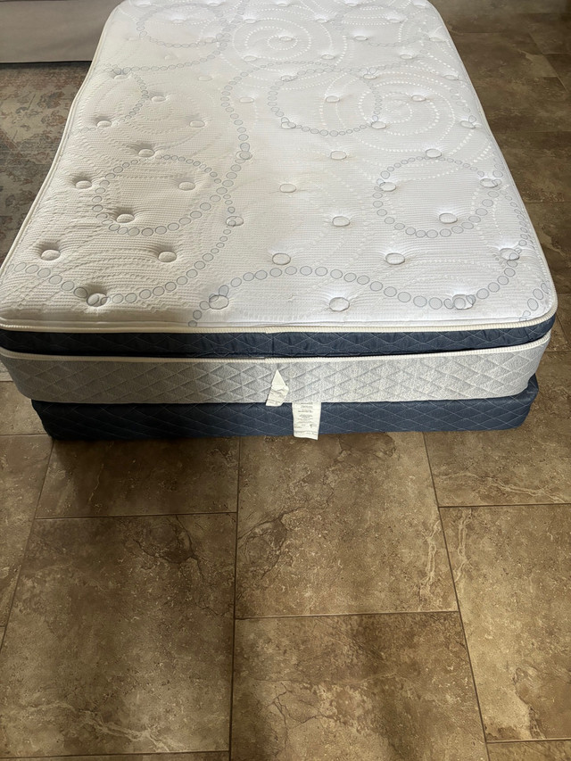 Like new mattress and box spring  in Beds & Mattresses in Thunder Bay
