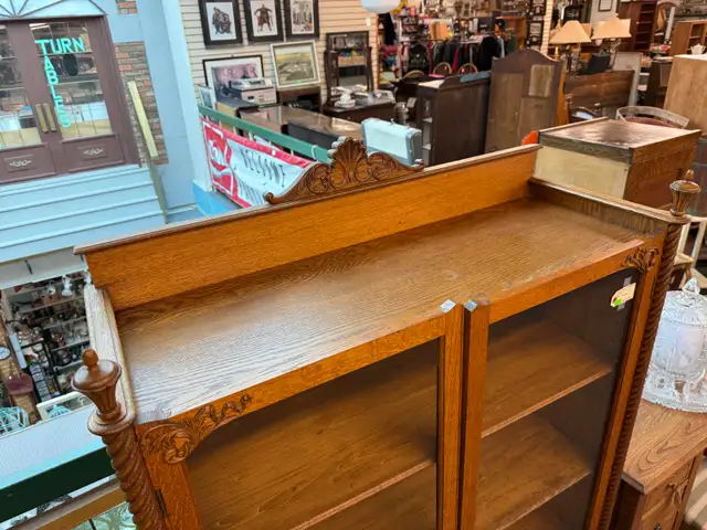 Beautiful solid oak display cabinet  in Hutches & Display Cabinets in Edmonton - Image 4