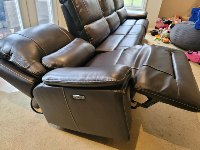 BRAND NEW LEATHER   SOFA SET WITH POWER  RECLINERS/HEADRESTS in Chairs & Recliners in Mississauga / Peel Region - Image 8
