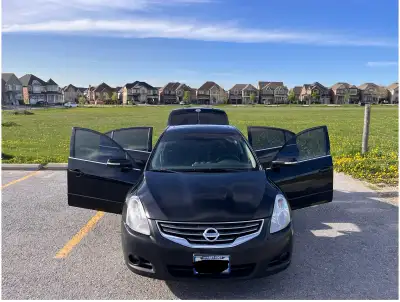 This well maintained, fully loaded 2011 Nissan Altima 3.5 SR is a limited edition premium sports tri...