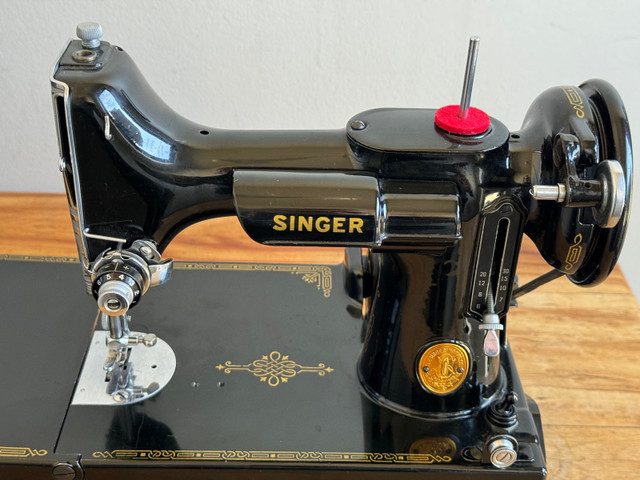 SINGER FEATHERWEIGHT 221 in Hobbies & Crafts in Guelph - Image 2