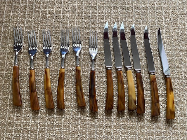 Flatware/Cutlery Vintage Bakelite a 6 piece set in Arts & Collectibles in St. Albert
