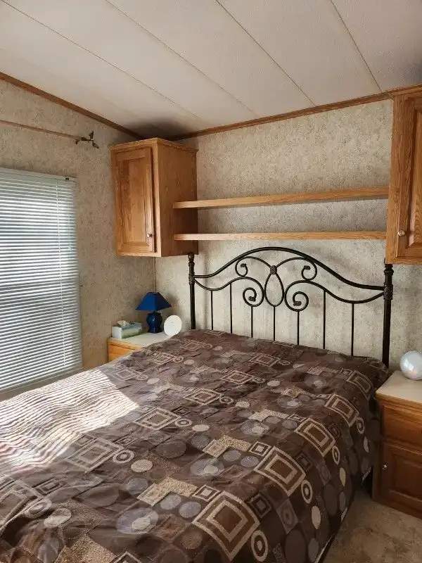 2005 Huron Ridge Resort 40 foot x 12 wide Sleeps 6 (KAWARTHAS) in Park Models in Kawartha Lakes - Image 7