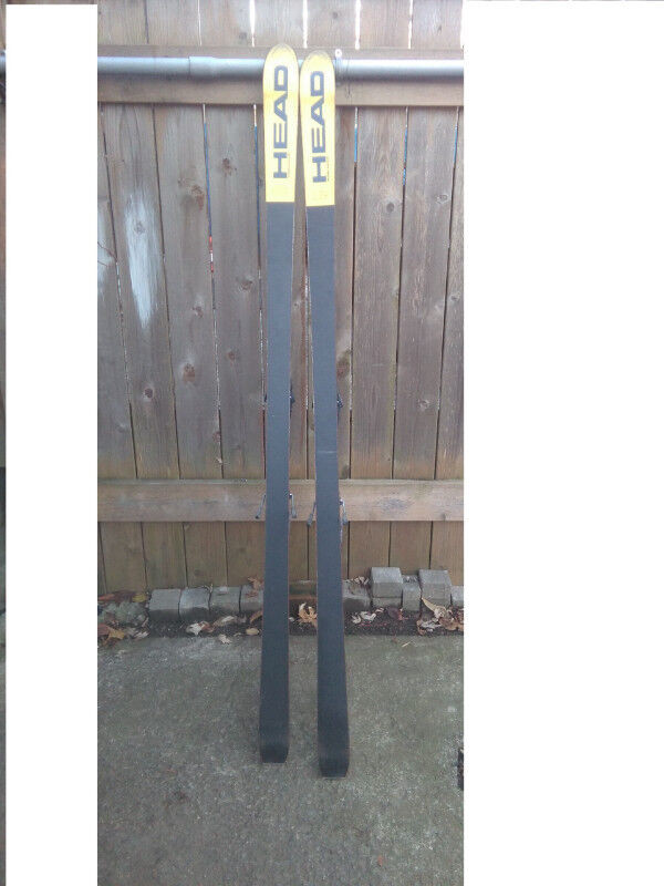 Head skis used in Ski in City of Toronto