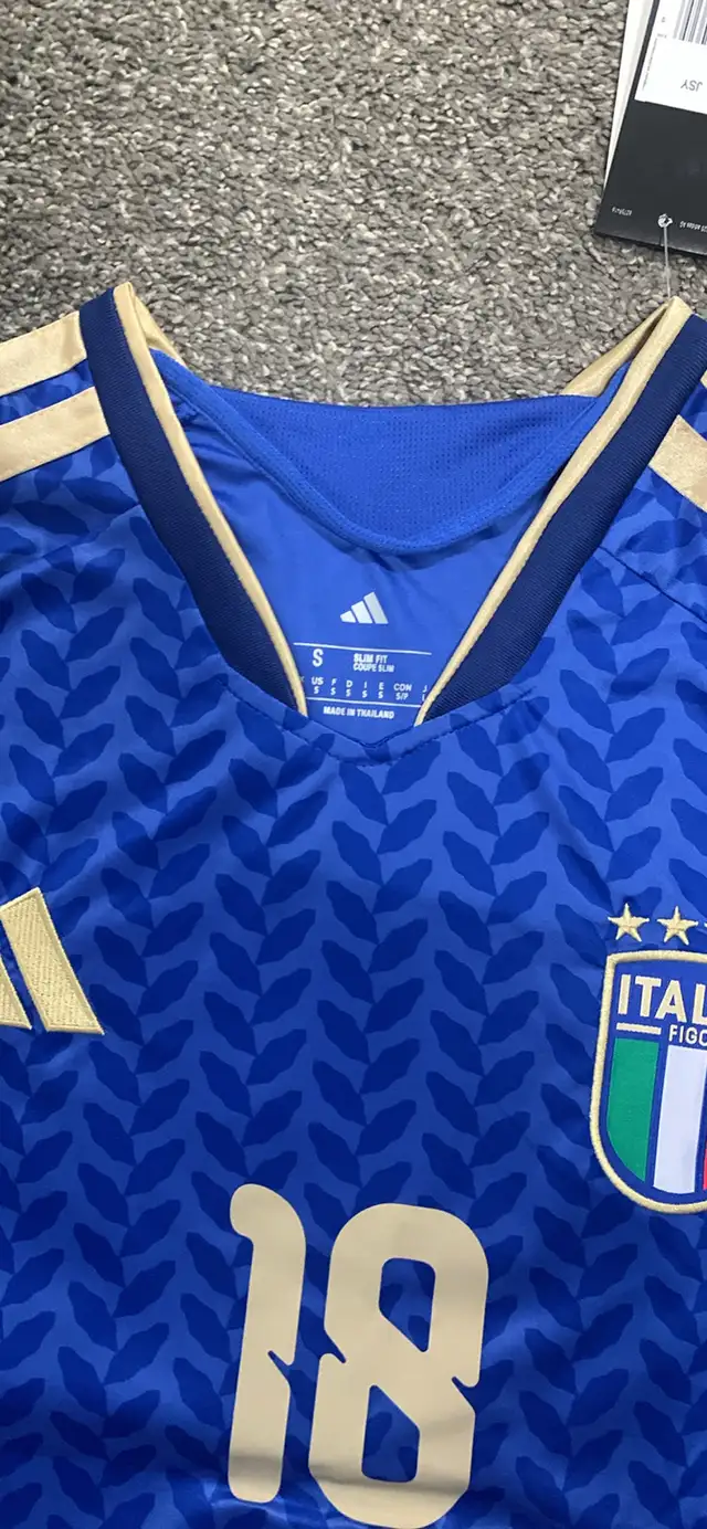 Adidas Italy Jersey in Men's in Oakville / Halton Region - Image 3