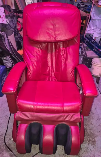 Chaise de massage en bon etat Cuir rouge , aucune dechirure Plusieurs modes Position assise ou couch...